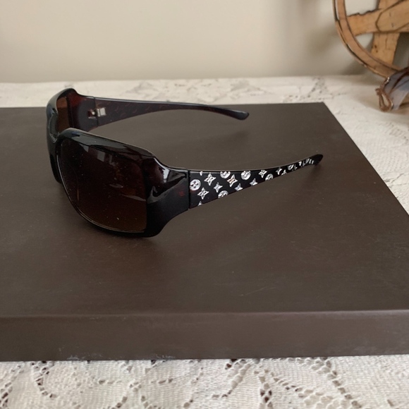 Tortoise Shell Sunglasses with silver detail - Picture 1 of 2
